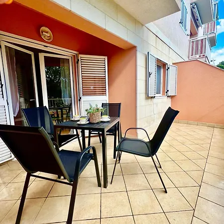 With Private Parking , Daire