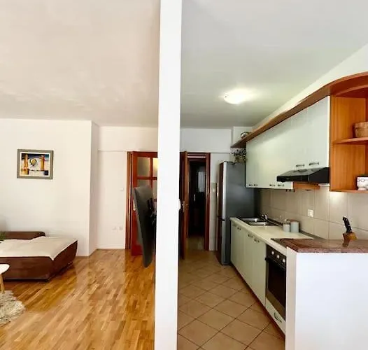 With Private Parking , Daire Makarska