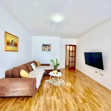 Apartamento With Private Parking , *