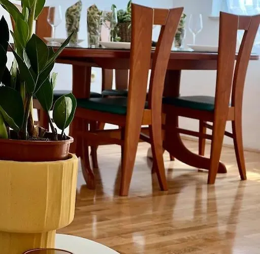 With Private Parking , דירה