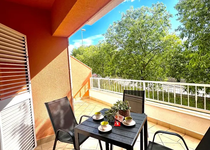 דירה With Private Parking ,